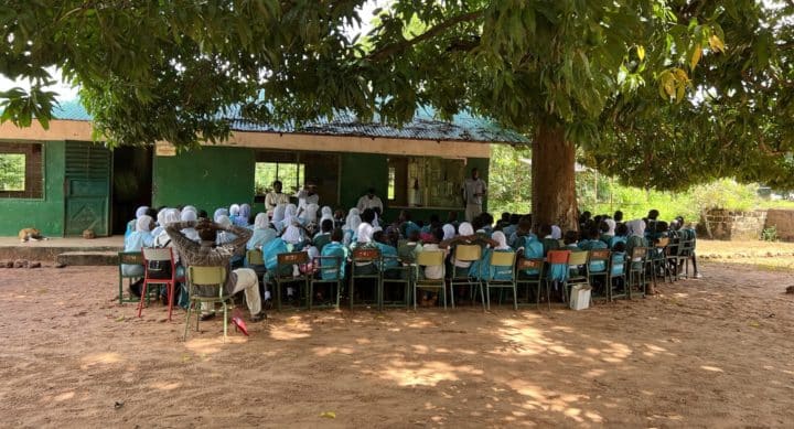 Alumnos de una escuela pública rural de Gambia