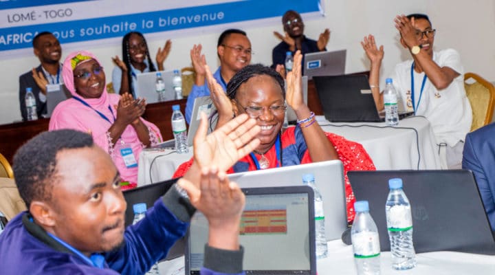 Les membres de la communauté DHIS2 applaudissent une présentation